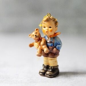 Goebel Hummel Christmas Gift Ornament Boy Teddy Bear HUM 2074/A/0 1998 Germany